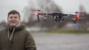 Till de nya förordningarna hör också nya viktklasser på drönarna. Linus Westerlund flyger drönare som hobby och som en del av jobbet