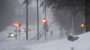 Snöovädret drabbade alla trafikanter, såväl bilister som cyklister och fotgängare. Jalankulkijoita lumipyryssä.