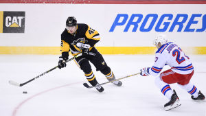 Kasperi Kapanen försöker ta sig förbi den tidigare Pittsburghbacken Jack Johnson. Kasperi Kapanen försöker ta sig förbi den tidigare Pittsburghbacken Jack Johnson.