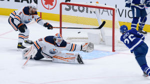 Edmontons målvakt Mikko Koskinen var chanslös på Jimmy Veseys skott som gav Toronto ledningen med 2–1. Edmontons målvakt Mikko Koskinen var chanslös på Jimmy Veseys skott som gav Toronto ledningen med 2–1.