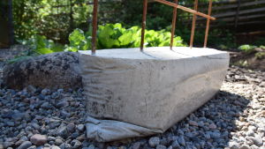 Vedä varovasti muovi pois, kun betoni on kuivunut. Klätterstödsfot av betong med formen av en säck
