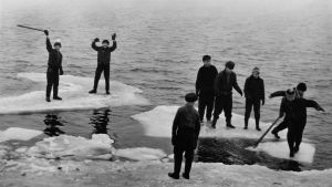 Poikia jäälautoilla 1959. Poikia jäälautoilla 1959.