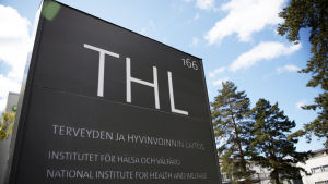 Det är inte bara de vaccinerade som anar att det kommer att dröja länge innan alla vaccinerats. Också Institutet för hälsa och välfärd tror att det ännu dröjer länge innan epidemin är avvärjd. THL:s skylt