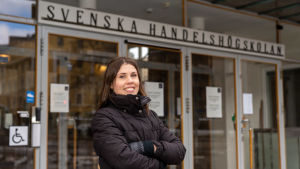 Forskaren Emma Nordbäck tror inte att alla jobb finns kvar efter coronaepidemin. Emma Nordbäck, tutkija, Hankenin ulko-oven edessä.