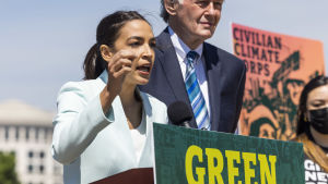 Demokraterna Alexandria Ocasio-Cortez och Edward Markey talar för den klimatpolitiska strategin Green New Deal 20.4.2021 i Washington. Demokraterna Alexandria Ocasio-Cortez och Edward Markey talar för den klimatpolitiska strategin Green New Deal 20.4.2021