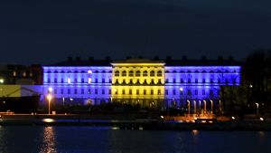 Utrikesministeriet i Helsingfors upplyft i Sveriges blågula färger.