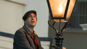 Tänd ett ljus och låt det brinna. Lin-Manuel Miranda spelar lykttändaren Jack. Sotaren Jack tänder en lykta i London.