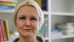 Utvärderingen har gjorts av Linnéa Henriksson som är forskare i offentlig förvaltning vid Åbo Akademi. Linnéa Henriksson, ÅA