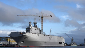 De nya hangarfartygen av typen Mistral är bara en liten del av den massiva upprustning Ryssland planerar för sina oljepengar. Krigsfartyg av Mistraltyp under byggnad i Saint Nazaire.