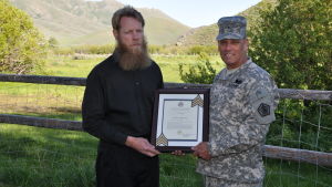 Bowe Bergdahl och Brig. Gen. Rick Mustion 7.6.2014. Bowe Bergdahl frigavs av talibanerna den 31 maj 2014 efter fem års fångenskap i Afghanistan. Bowe Bergdahl och Brig. Gen. Rick Mustion 7.6.2014. Bowe Bergdahl frigavs av talibanerna den 31 maj 2014 efter fem års fångenskap i Afghanistan.