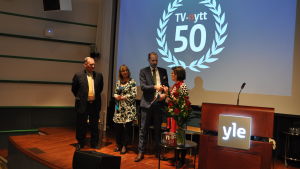 Kaj Grundström tillsammans med redaktionscheferna Gunilla Celvin och Jonas Jungar samt Gunilla Löfstedt-Söderholm på scenen under seminariet. tv-nytt 50