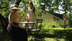 Aurora Uusitupa och Linda Nylund. Aurora Uusitupa, museiassistent, och Linda Nylund, sommarjobbare, guidar på Fiskars museum.