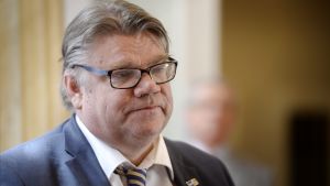 Jag förväntar mig inget annat än svåra frågor av Haavisto i riksdagen, menar Timo Soini. Timo Soini.
