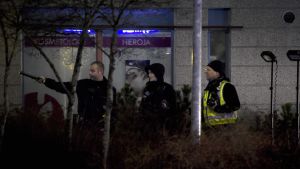 Polisen genomsökte området nära stationen i går. Skottlossning vid myrbacka station 30.11.2015