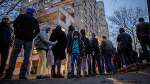 Flyktingar köar i Berlin i december 2015 för att bli registrerade av de tyska myndigheterna Flyktingar köar i Berlin för att bli registrerade av de tyska myndigheterna.
