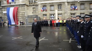 President Francois Hollande hedrade idag minnet av dem som dödades i terrordåden i Paris för ett år sedan, bland dem tre poliser President Francois Hollande hedrade minnet av dem som dödades i terrordåd för ett år sedan, bland dem tre poliser