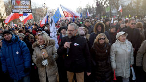Tusentals mänskor trotsade vinterkylan och drog ut på gatorna för att protestera mot den konservativa regeringen. KODs ledare Mateusz Kijowski går här i spetsen för demonstranterna Tusentals mänskor trotsade vinterkylan och drog ut på gatorna för att protestera mot den konservativa regeringen