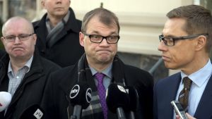 Statsminister Juha Sipilä (C), finansminister Alexander Stubb (Saml) och justitie- och arbetsminister Jari Lindström (Sannf) håller presskonferens om konkurrenspaketet 29.2.2016
