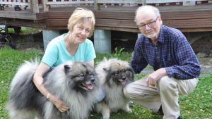 Gunlög och Levi Krook tillsammans med sina hundar Fanny och Ago Tongåvans aktiva lyssnare Gunlög och Levi Krook och deras två hundar