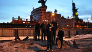 Tutkijoita jäänmurtaja Rossijan edustalla Murmanskin satamassa.