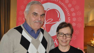 Georg Löfman och Regina Laurén från Röda korset Frivilligarbetaren Georg Löfman och Regina Laurén från Röda korset