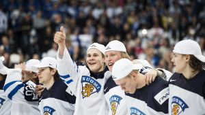 JVM 2016 blev ett oförglömligt mästerskap. Finlands juniorlandslag i ishockey uppställda efter VM-finalen 2016.