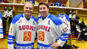 Månne herrarna delar JVM-minnen? Esa Tikkanen och Jari Kurri i omklädningsrummet inför en välgörenhetsmatch.