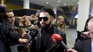 Axl Smith sade ingenting då han anlände till rättssalen. Axl Smith på väg in till rättegång