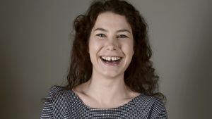 Gröna riksdagsledamoten Emma Kari krävde ett slut på trakasserierna av regnbågsfamiljer. Riksdagsledamot Emma Kari från de gröna krävde ett slut på trakasserierna av regnbågsfamiljer.