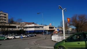 Fler bostäder behövs till Pargas centrum, anser företagarföreningen. Korsningen vid Strandvägen i centrum av Pargas.