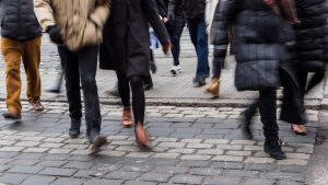 Kävely kasvattaa kuntoa ja kukkaroa, se säästää myös luontoa. Jalankulkijoita suojatiellä. Anonyymi ihmisiä kiire