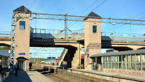Från Karis kan man åka tåg både till Helsingfors och Åbo. Karis järnvägsstation.