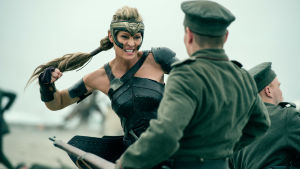 The Best of the Best. Robin Wright dyker upp som krigardrottningen Hippolyte. Amasonkrigaren Hippolyte i närkamp med tysk soldat.