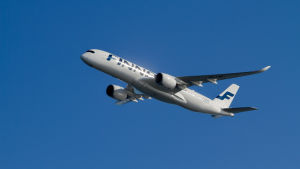 Påverkas Finnair? Finnairs Airbus A350 flygande med blå himmel i bakgrunden.