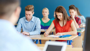 Elever sitter i klassrum