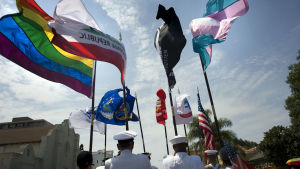 HBTQ+-rörelsens Pridemånad kämpar för jämlikhet. Militärer deltar i Prideparaden i San Diego i mars 2017.