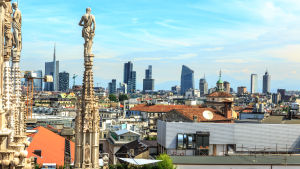 En finanskris i Italien skulle slå hårt mot hela Europa. Vy över Milano med en kyrka i förgrunden och staden med skyskrapor i bakgrunden.