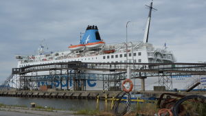 Wasa express står förtöjd vid piren i Vasa hamn. Bilden är tagen från färjans vänstra sida, sett från hamnen.