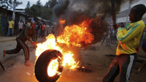 Demonstrationer bröt ut också efter valet i augusti. Sammandrabbningar med polis krävde flera människors liv. Demonstration i Nairobi efter anklagelser om valfusk i Kenya.