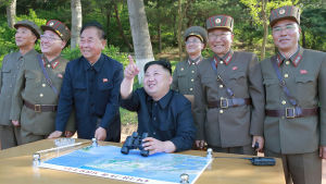 Nordkoreas ledare Kim Jong-Un omgärdad av sina närmaste generaler Pohjois-Korean johtaja Kim Jong-un seuraa ohjuskoetta toukokuussa 2017