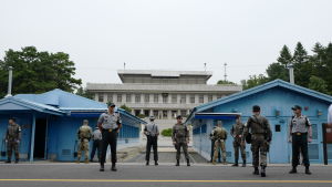 Gränsen mellan Syd- och Nordkorea är trots sitt namn, Demilitariserade zonen, ett av världens mest bevakade och vapentäta områden. Etelä-Korean puoli Koreoiden rajakylästä heinäkuussa 2017