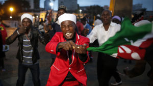Personer som stöder den sittande presidenten Uhuru Kenyatta jublar i Nairobi medan de väntar att valkommissionen ska bekräfta resultatet i det kenyanska presidentvalet 2017. Personer som stöder den sittande presidenten Uhuru Kenyatta jublar och viftar på en flagga i Nairobi medan de väntar att valkommissionen ska bekräfta resultatet i det kenyanska presidentvalet 2017.