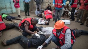 Sjukvårdspersonal tar hand om cirka 15 skadade personer som ska ha blivit slagna under en polisrazzia i förorten Mathare, Nairobi den 12 augusti efter ilskna protester efter presidentvalet. Sjukvårdspersonal tar hand om cirka 15 skadade personer som ska ha blivit slagna under en polisrazzia i förorten Mathare, Nairobi den 12 augusti efter ilskna protester efter presidentvalet.