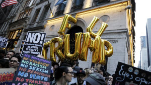 USA:s president Donald Trump besöker New York. Demonstranter utanför Trump Tower. USA:s president Donald Trump besöker New York. Demonstranter utanför Trump Tower.