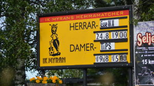 Skylten som välkomnar gäster till Nedervetil. Skylt i Nedervetil berättar när Myran spelar sina matcher.