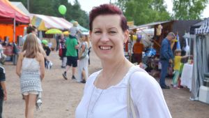 Anna Hjelm vill bo i Pyttis eftersom det är lugnt där och hon har hela familjen nära. Anna Hjelm på Pyttis Skärgårdsmarknad 2017.