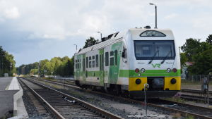 Hangö-Hyvingebanan är viktig för Västnyland, men inte tillräckligt viktig nationellt sett. En rälsbuss står och väntar på ett järnvägsspår.