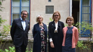 Från vänster Lasse Svens (skattmästare vid Stiftelsen för Åbo Akademi), Christina Leppänen (ordförande för föreningen Hedvigs minne rf), Ulrika Grägg (intendent vid Stiftelsen för Åbo Akademi) och Christel von Frenckell-Ramberg (skattmästare i föreningen Hedvigs minne rf). Bakgrundskrafterna bakom föreningen Hedvigs minne rf samlade framför Casa Haartman.