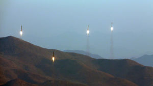 Nordkorea har trappat upp sin utveckling av kärnvapen och missiler sedan Trumps tillträde En odaterad bild från Nordkoreas statliga nyhetsbyrå KCNA på fyra ballistiska robotar som avfyras på ett okänt ställe.
