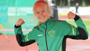 Emilia Karell (arkivbild). Emilia Karell firar guldmedaljen med att lyfta upp händerna.